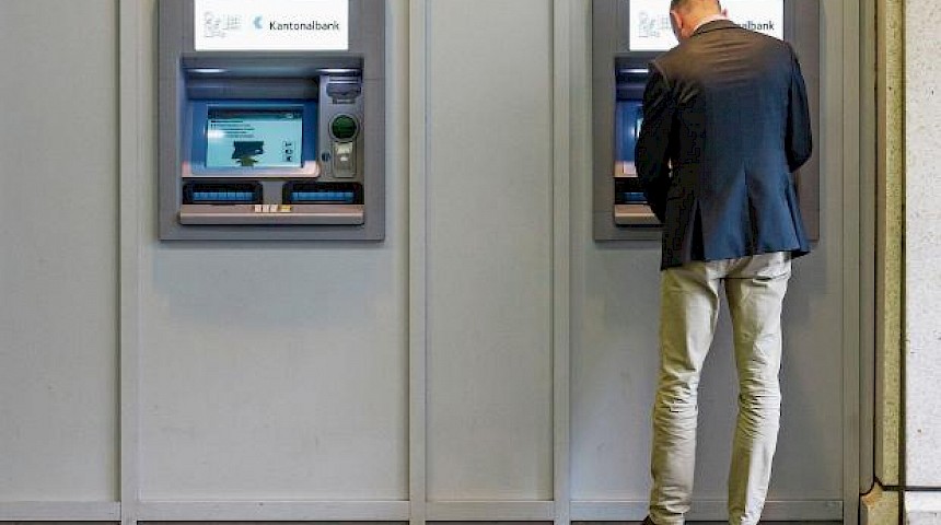 Bild Mann an Bankomat
